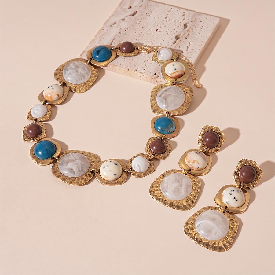 Elegant European & American Retro Resin Geometric Clavicle Necklace for Women