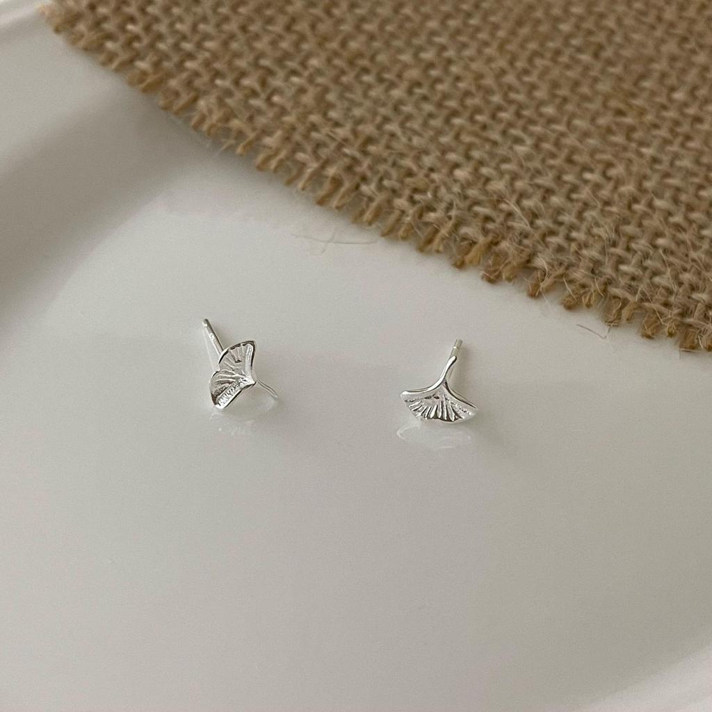 Su Chuang S925 Sterling Silver Ginkgo Leaf Stud Earrings - High-End Niche Design for Girls, Comfortable and Elegant Ear Piercing Care.