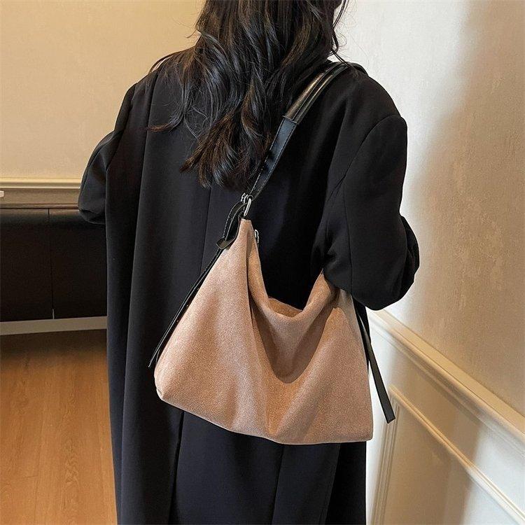 Large capacity underarm bag women's 2025 new fashion retro commuter suede shoulder bag casual tote bag