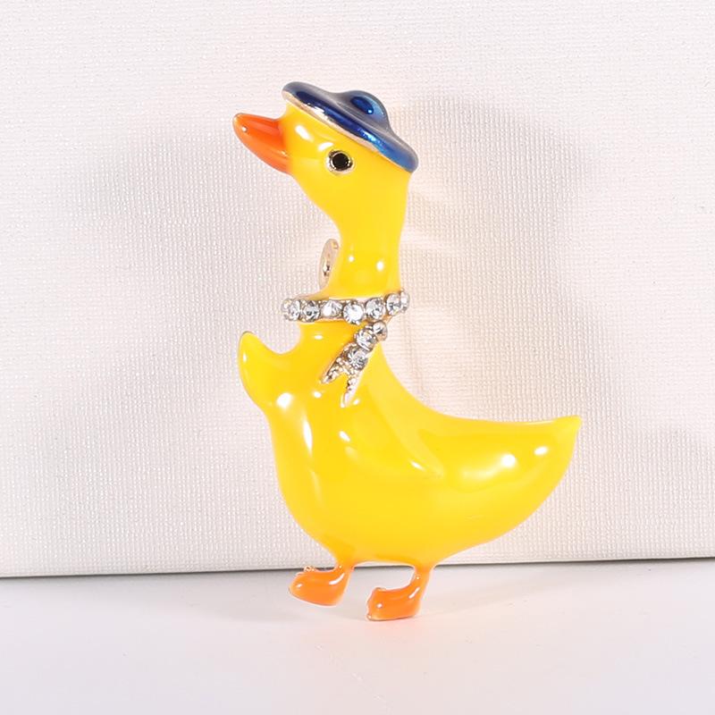 Fashion Cute Dripping Duck Brooch Alloy Yellow Animal Pin Simple Clothing Accessories Pendant Dual-use Fashion Accessories