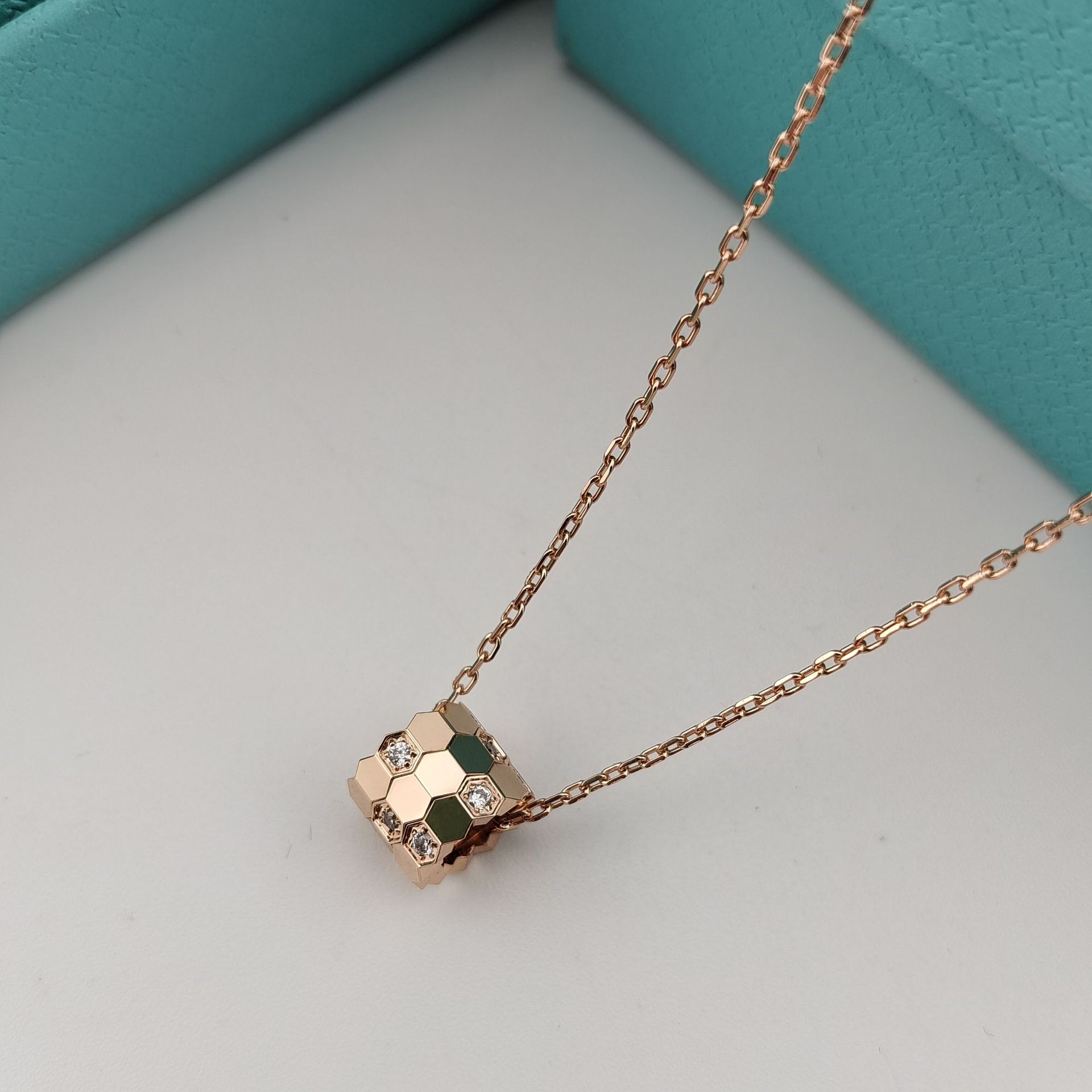 

V Gold Shangmei Honeycomb Necklace Women s Light Luxury Design Rhombus Lattice Diamond Honeycomb Pendant Clavicle Chain