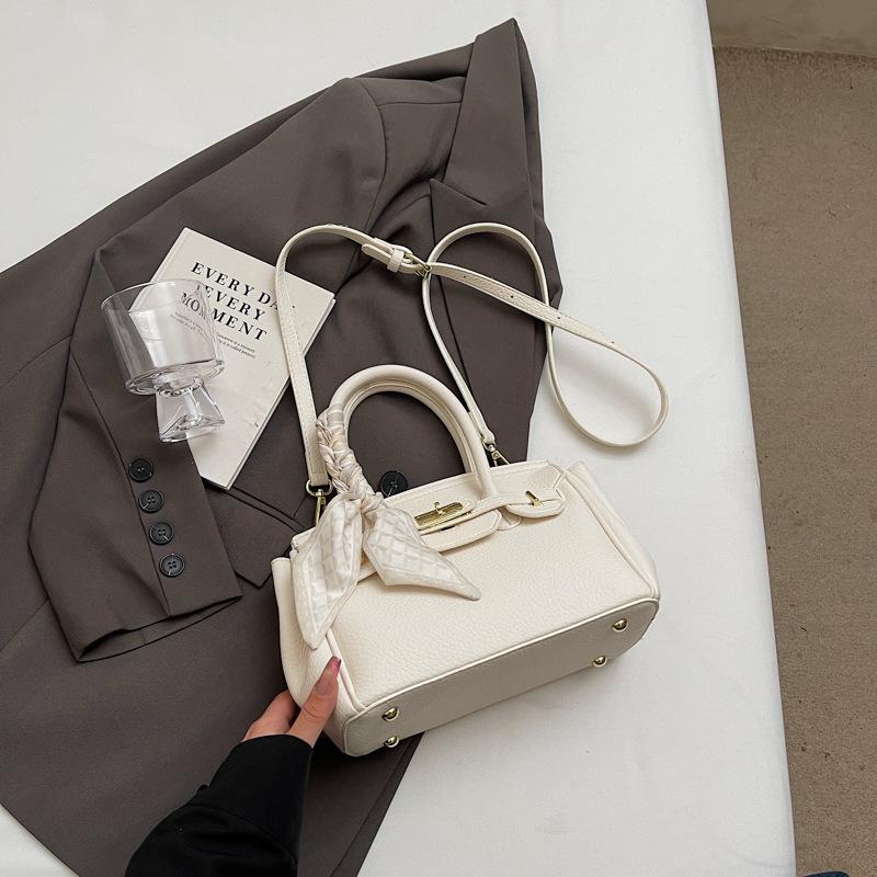 Korean Version of Simple and Fashionable Lychee Pattern Texture Portable Platinum Bag Niche Leisure Commuting Style Versatile Women's Messenger Bag