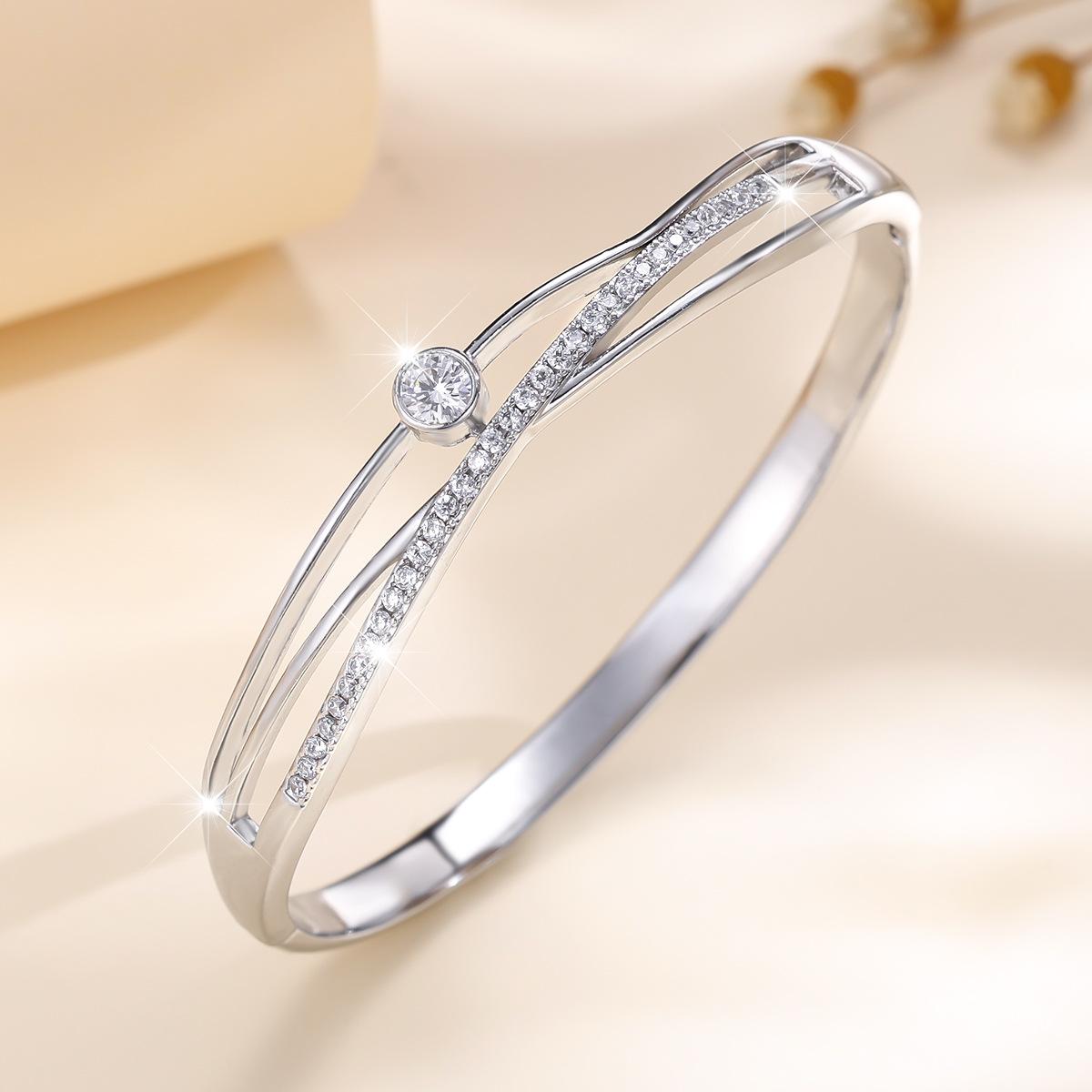 New Micro-paved Zirconia Women`s Light Luxury