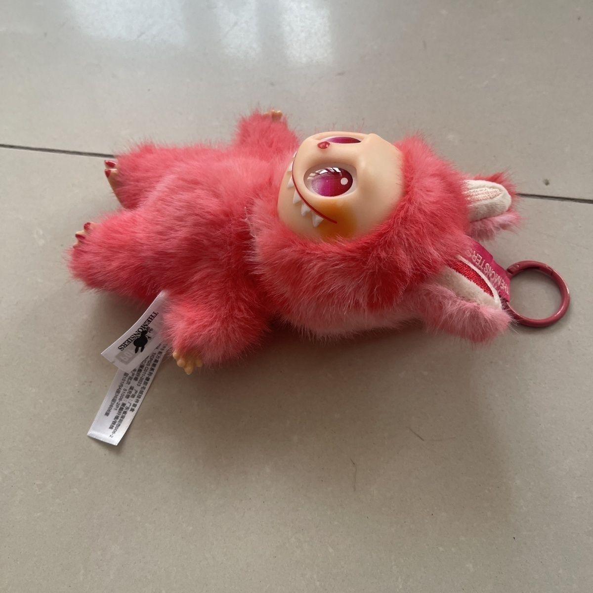 

Милый кукольный плюшевый брелок красный