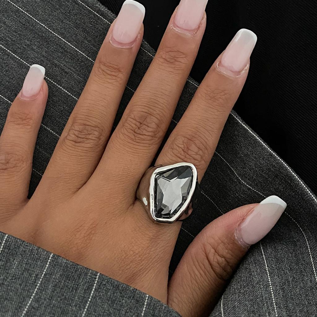 Neuer Grauer Kristall Geometrischer Ring Damen Minimalistisches Design Silberfarbe Quadratische Fingerringe Asymmetrischer Zirkon Tägliche Wear Schmuck