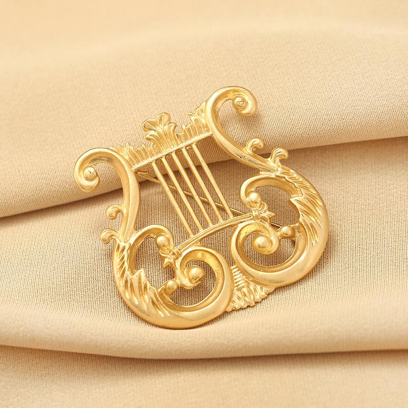 Harp Design Sense Accessory Metal Smooth Brooch for Women, High-end and Sophisticated Suit Pin, Niche Corsage