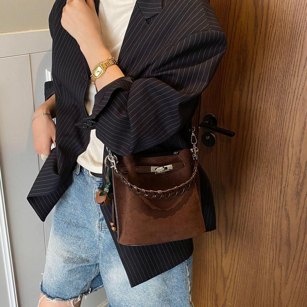 Damska retro tkana torebka crossbody typu bucket - styl europejski i amerykański, torebka casualowa high-end na jedno ramię pod pachę