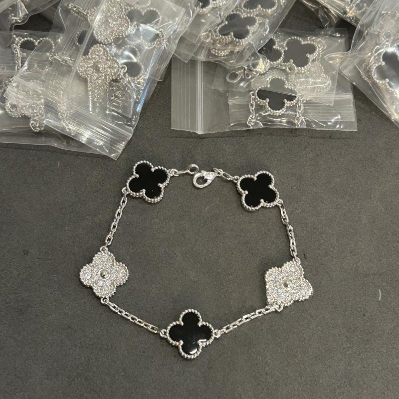 

High-quality Four-leaf Clover Bracelet - Stylish and Elegant Women s Bracelet - Perfect Birthday Gift