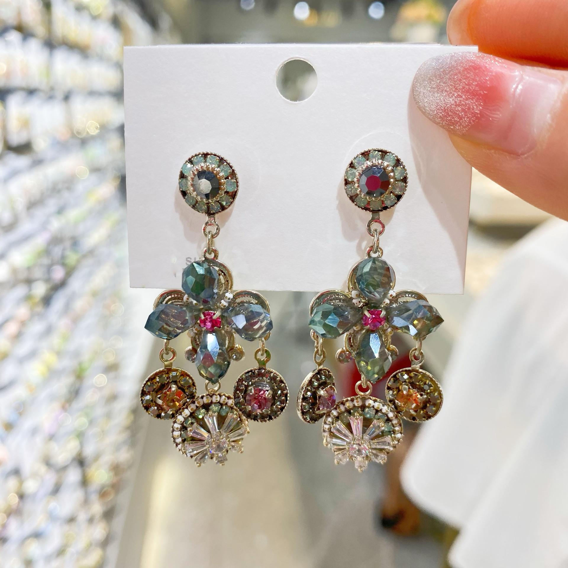 

2025 Новые темпераментные универсальные серьги-цветы Женские богемные высококлассные нишевые серьги Этнические украшения