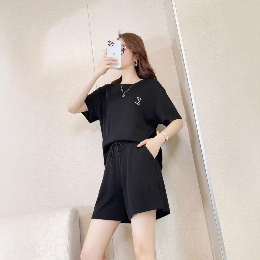 

Summer 2025 Fashion Loose Fit Women s Two-Piece Set: Short Sleeve T-Shirt & Wide-Leg Shorts Casual Sportswear 4XL (for 160-170 jin) помаранчевий