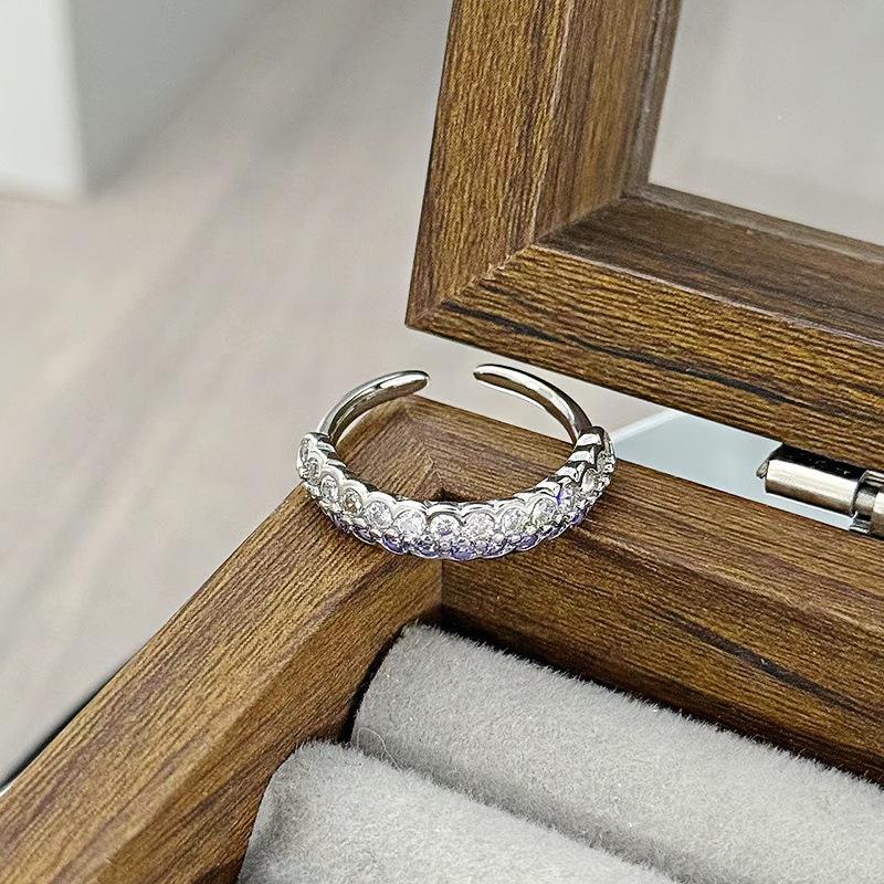 Bague Zir*****Pen Exquise Super Flash Rangée Diamants Lumière de Bague de Luxe Niche Haut Sens Mode Navette Bague Index Personnalisée