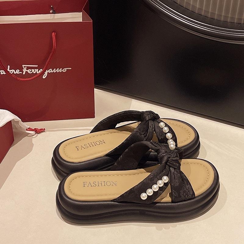 2025 new thick bottom stepping on shit feeling one-word sandals women summer wear Internet celebrity casual retro pearl national style slippers