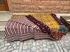 Handgefertigte Kantha-Steppdecke: Florale Vintage Sari Tagesdecke