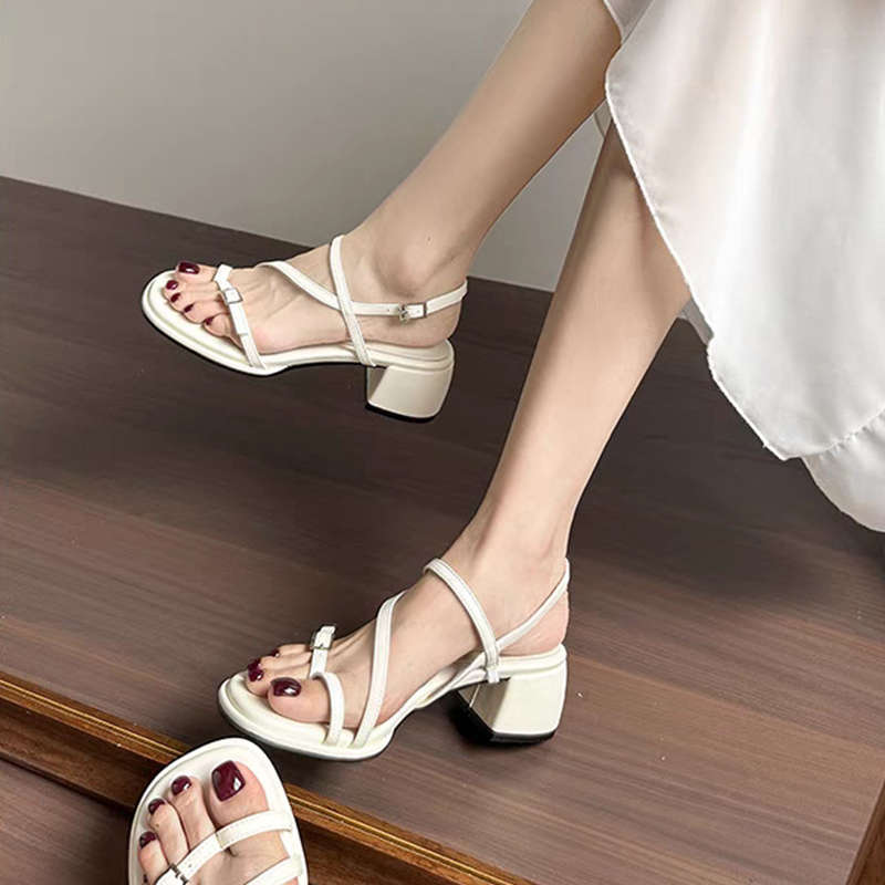 Schön mit Rock Ein-Wort-Pantoffeln Damen Sommerbekleidung High-End 2025 neu dickabsatzige hochhackige Schuhe Temperament coole Pantoffeln