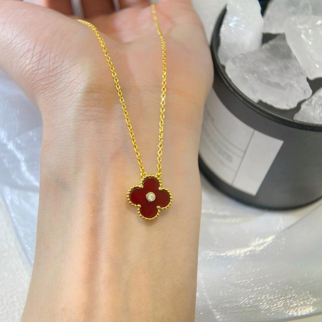 Carnelian Necklace for Women Lightweight Luxury Four-leaf Clover Hand Clasp Choker