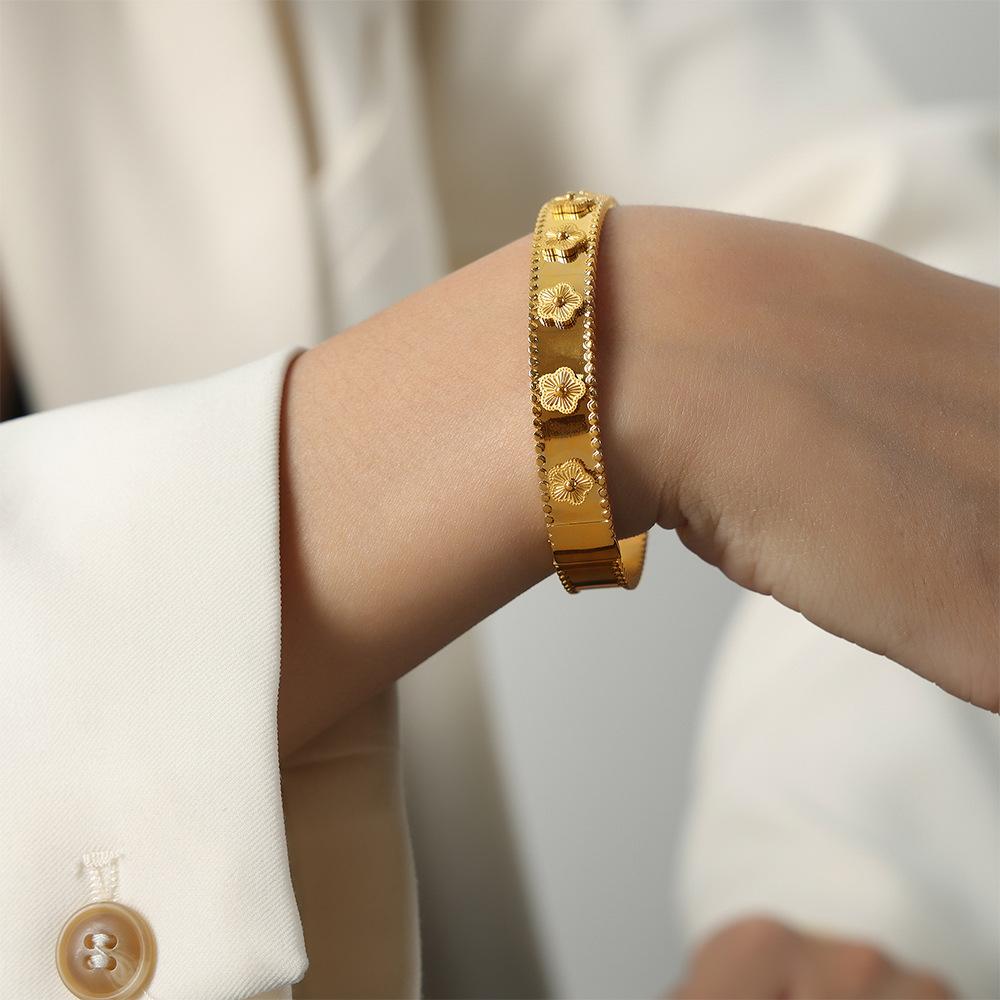 ZAKOL Trendy Lucky Five Leaved Flower Stainless Steel Bangles For Women Girls Gold Color Metal Wristlet Bracelets Zircon Gifts