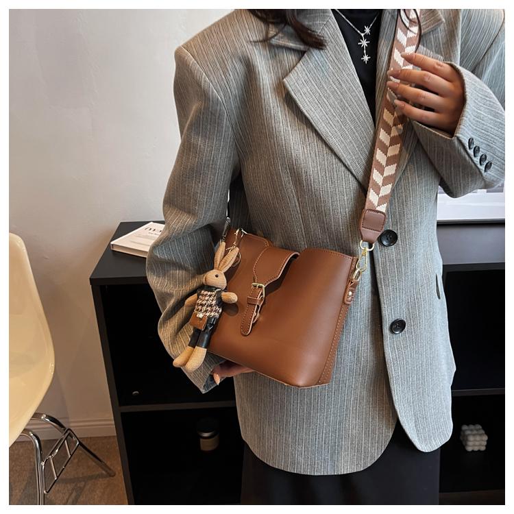 Damentaschen 2024 Herbst und Winter Neue High-End-Mode Breitband-Umhängetasche Beliebte Online-Beuteltasche