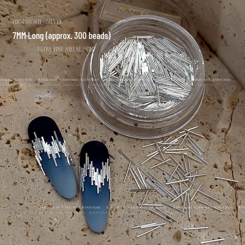 

Серебристый маникюр с высоким блеском: Светоотражающие полосы и заклепки