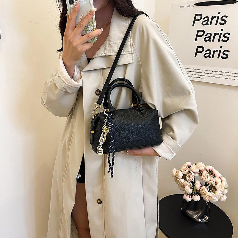 

Жіноча осінь 2024 року модна сумка на плече в стилі преміум, універсальна сумка на подушку. чорний