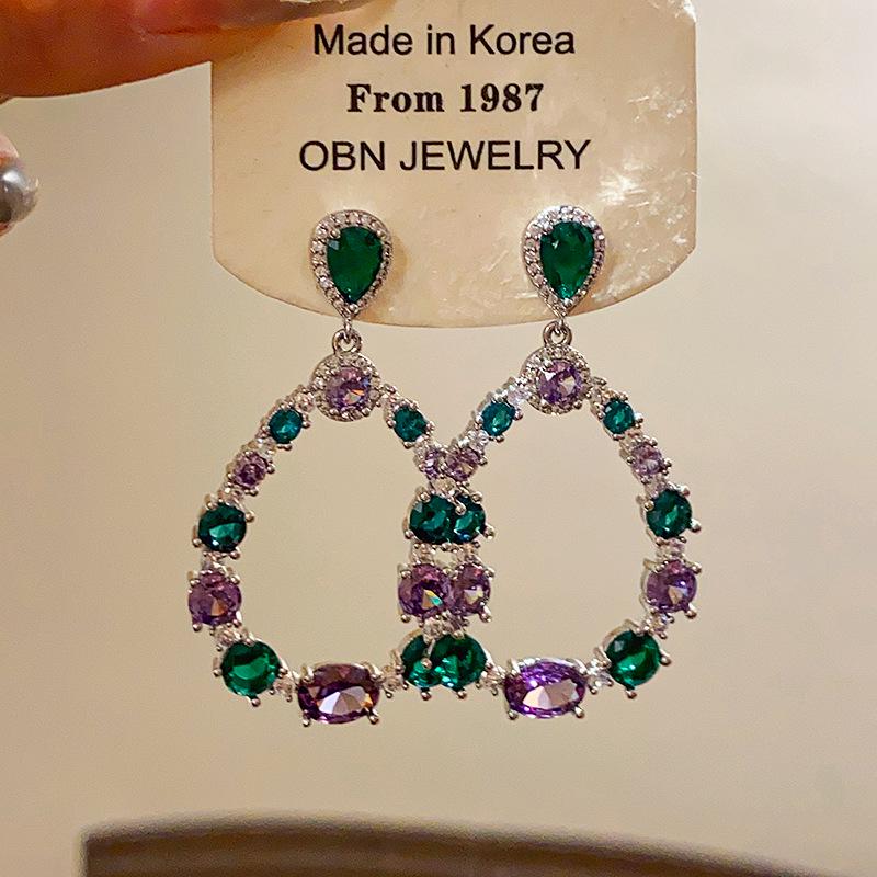 Элегантные серебряные серьги-гвоздики с цирконами в форме капли: Высококлассная роскошная мода для женщин