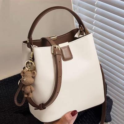 Este año, los bolsos cruzados de alta gama, los bolsos de mujer, los bolsos tipo cubo para el día a día, los bolsos de mano y los bolsos de hombro único para mujer están de moda.