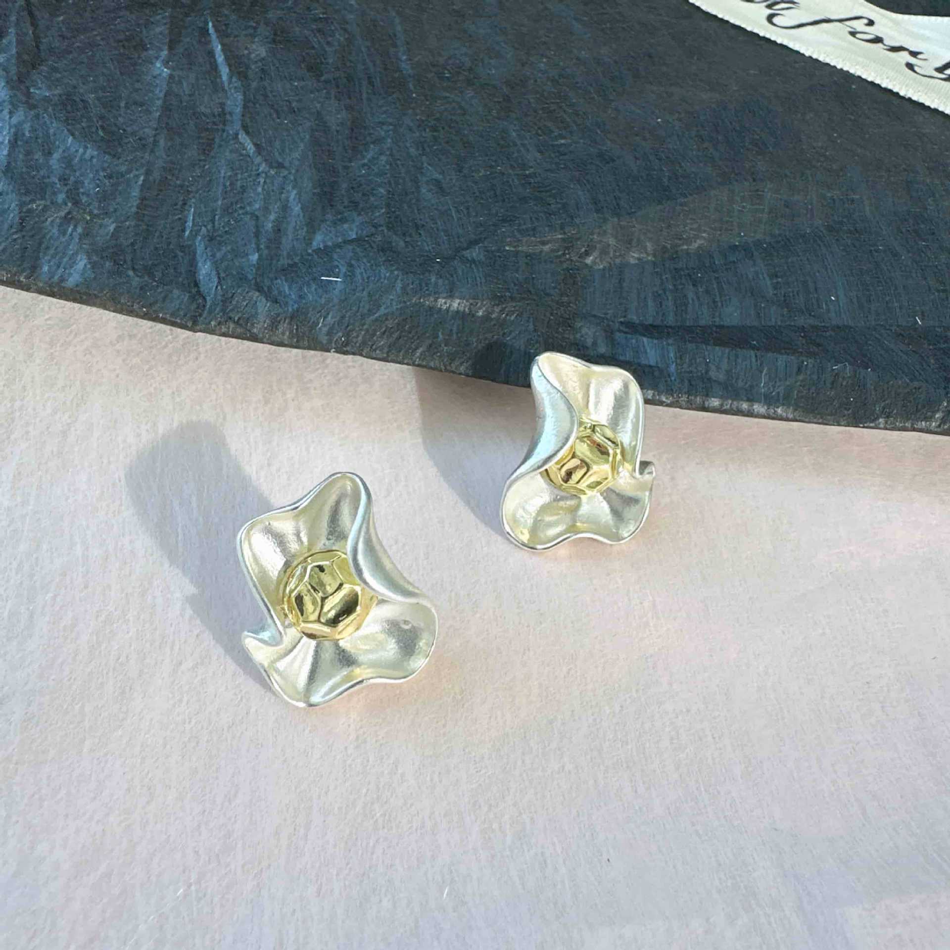 Серьги-гвоздики неправильной формы для женщин Простые элегантные сложенные металлические серьги-гвоздики в виде цветка для девочек серебряный