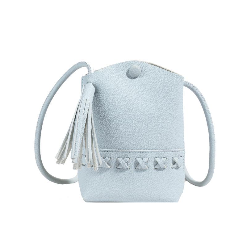 

Маленькая квадратная сумка на одно плечо для поездок на работу. Модная и простая сумка через плечо с бахромой. синий