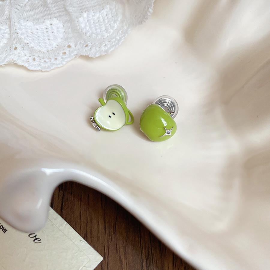 Apple Ping An An! Cute red apple stud earrings for women's niche high-end earrings, sweet wind temperament 2025 earrings.