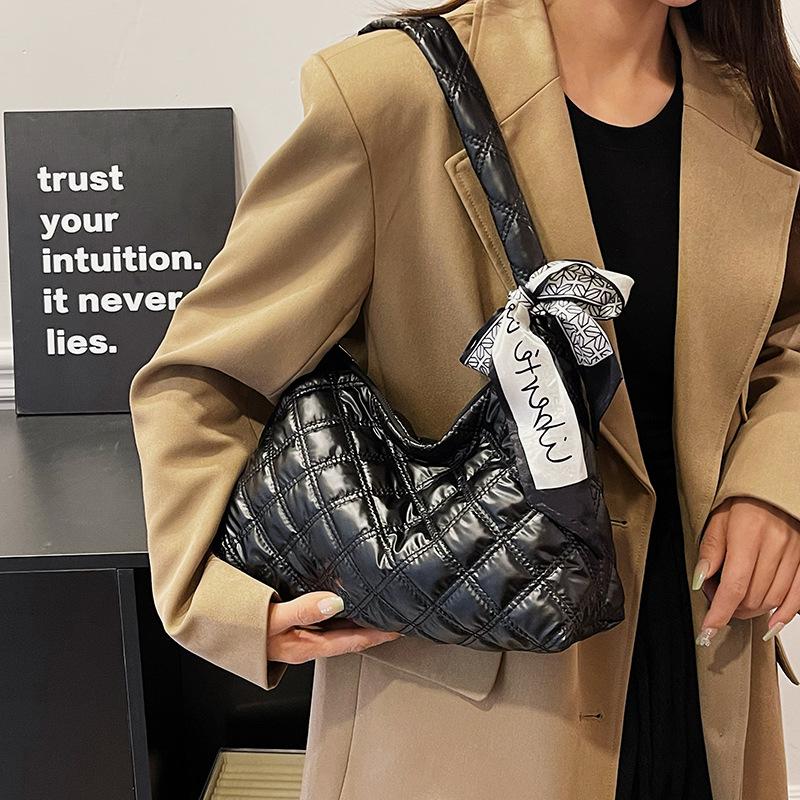 Trendy fashion rhombus embroidered thread underarm bag women's lightweight casual nylon handbag outdoor commuter popular shoulder bag