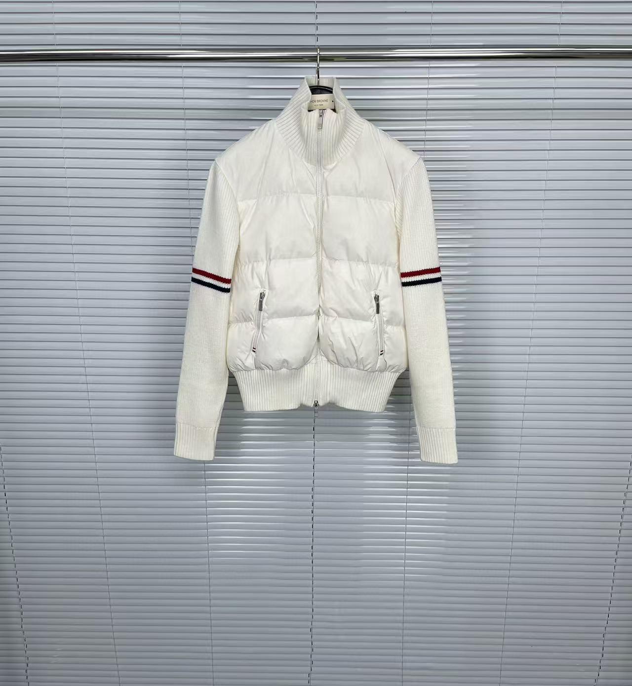 

Новая трикотажная куртка в стиле колледжа с воротником-стойкой, цветными рукавами и наполнителем из белого утиного пуха