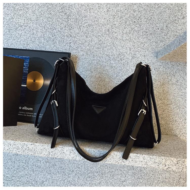 

Корейская нишевая сумка женская 2025 новая модная вместительная сумка через плечо высококлассная дорожная сумка-тоут тренд чёрный