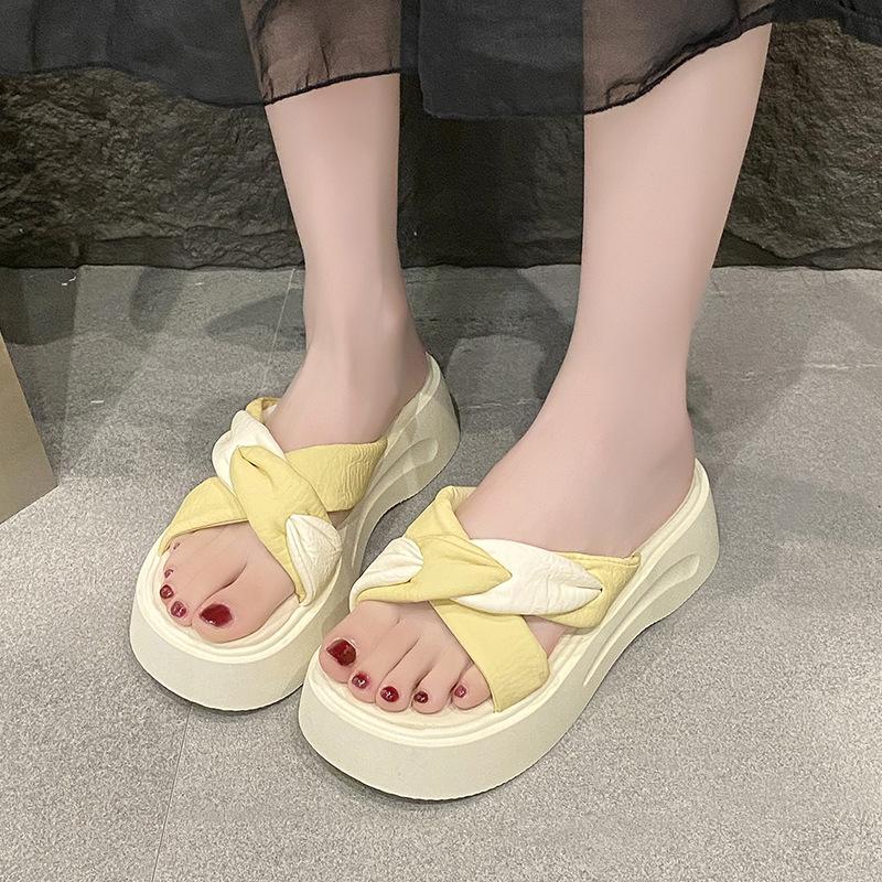 2025 Summer Stepping On Shit Thick-soled Slippers Women's Fashion Heightening New Non-slip Cross Beach Cool Slippers Versatile