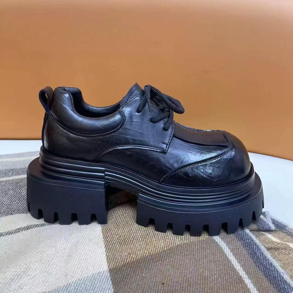 2025 Herbst neue Schwerindustrie neue Politurfarbe Modedesign vielseitige kleine Lederschuhe Plateau Britischer Stil Retro Damenschuhe