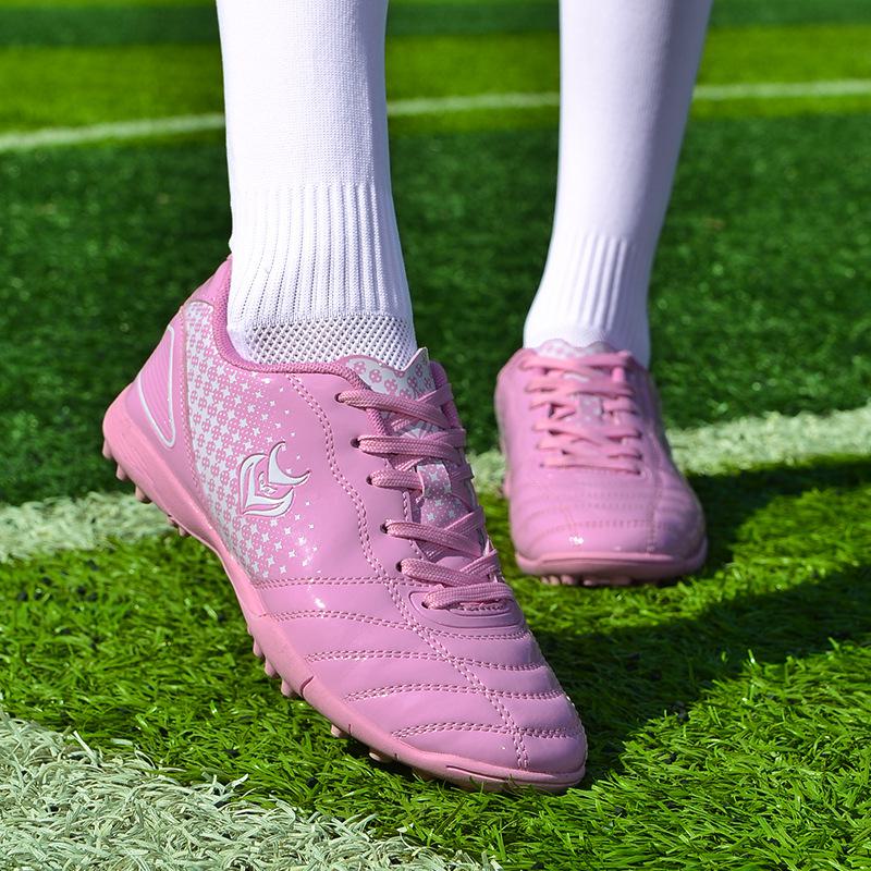 Kinder Fußballschuhe: Koreanische Spikeschuhe für Mädchen und Jungen, rosa Spikedesign für Training und Spiele.