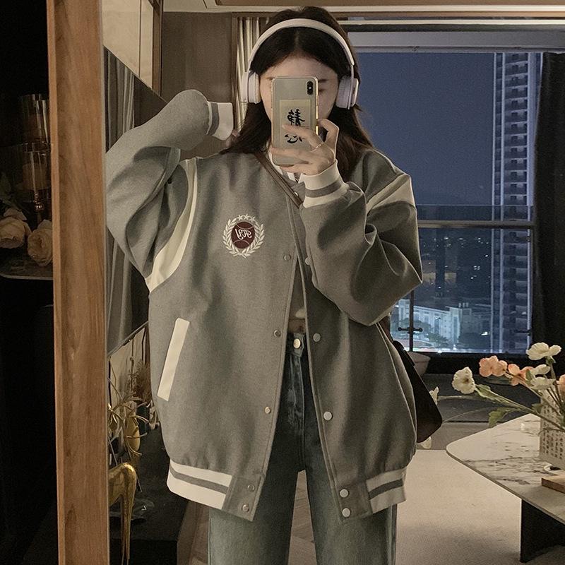 

Женская серая бейсбольная куртка в стиле ретро в студенческом стиле - весна/осень 2024 г.: Новый дизайн сращивания, повседневный воротник-стойка. Large серый