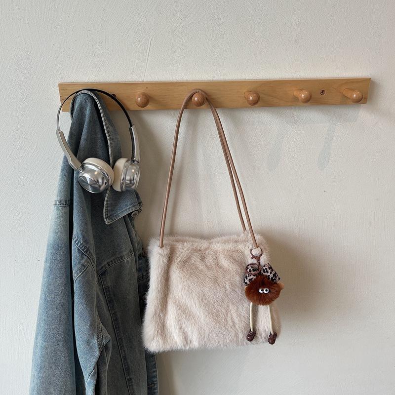 

Корейская версия осенней милой сумки через плечо 2025 осенняя модная новая трендовая портативная плюшевая женская сумка большой вместимости сумка для отдыха