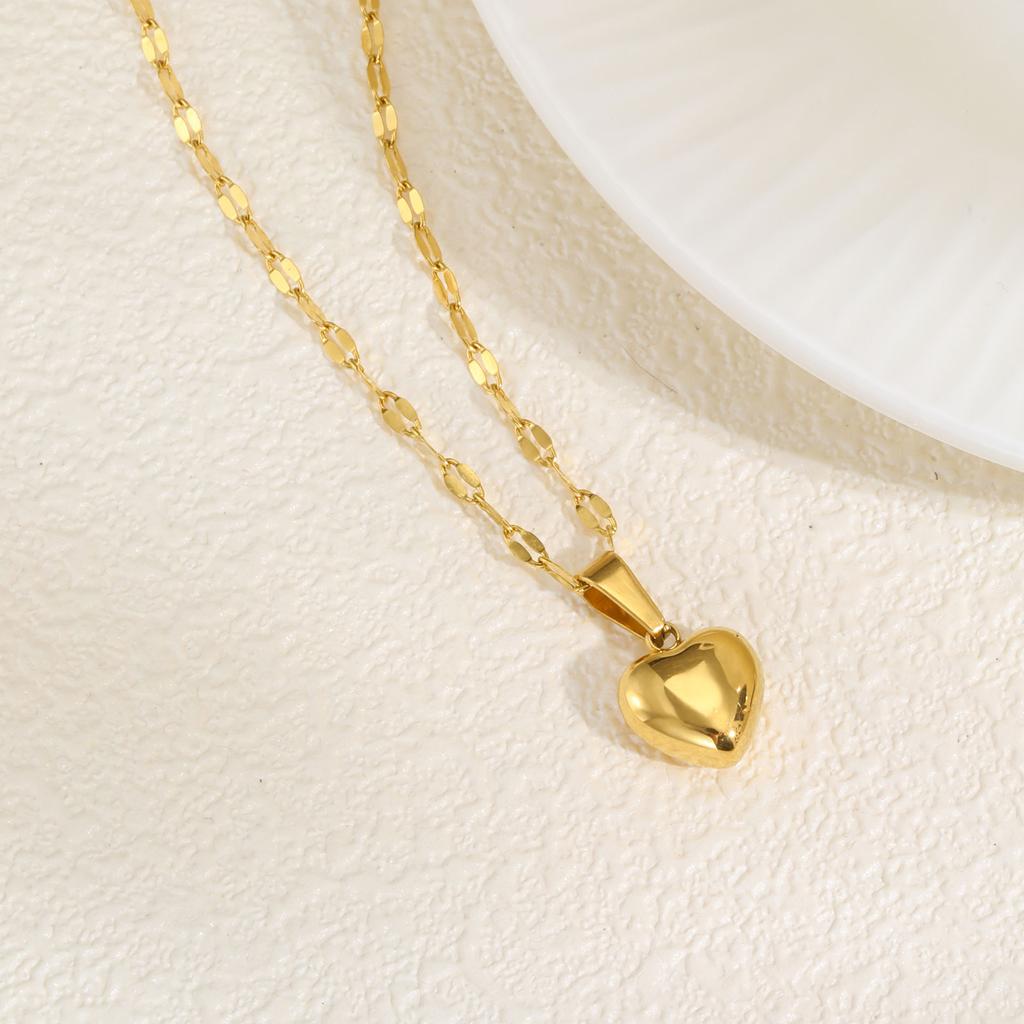 Women's Stainless Steel Heart Pendant Necklace Non-fading Clavicle Chain Fashion Jewelry