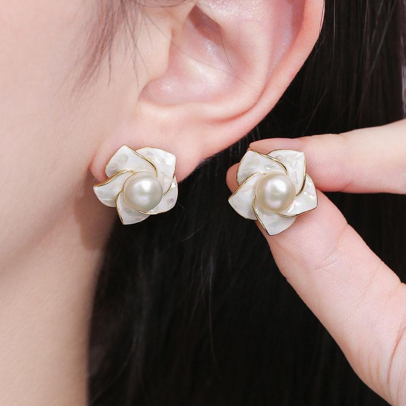 Elegant White Flower Shell Earrings Women's Temperament Niche Design Pearl Stud Earrings for Female Wedding Party Jewelry Gifts