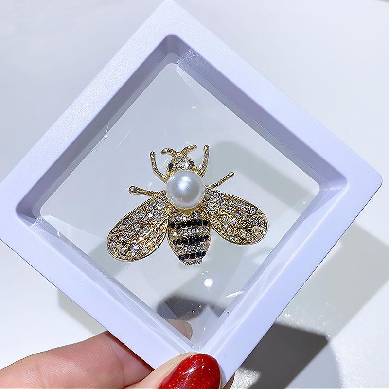 Exquisite Pearl Scarf Buckle: Rhinestone Butterfly Brooch & Bow