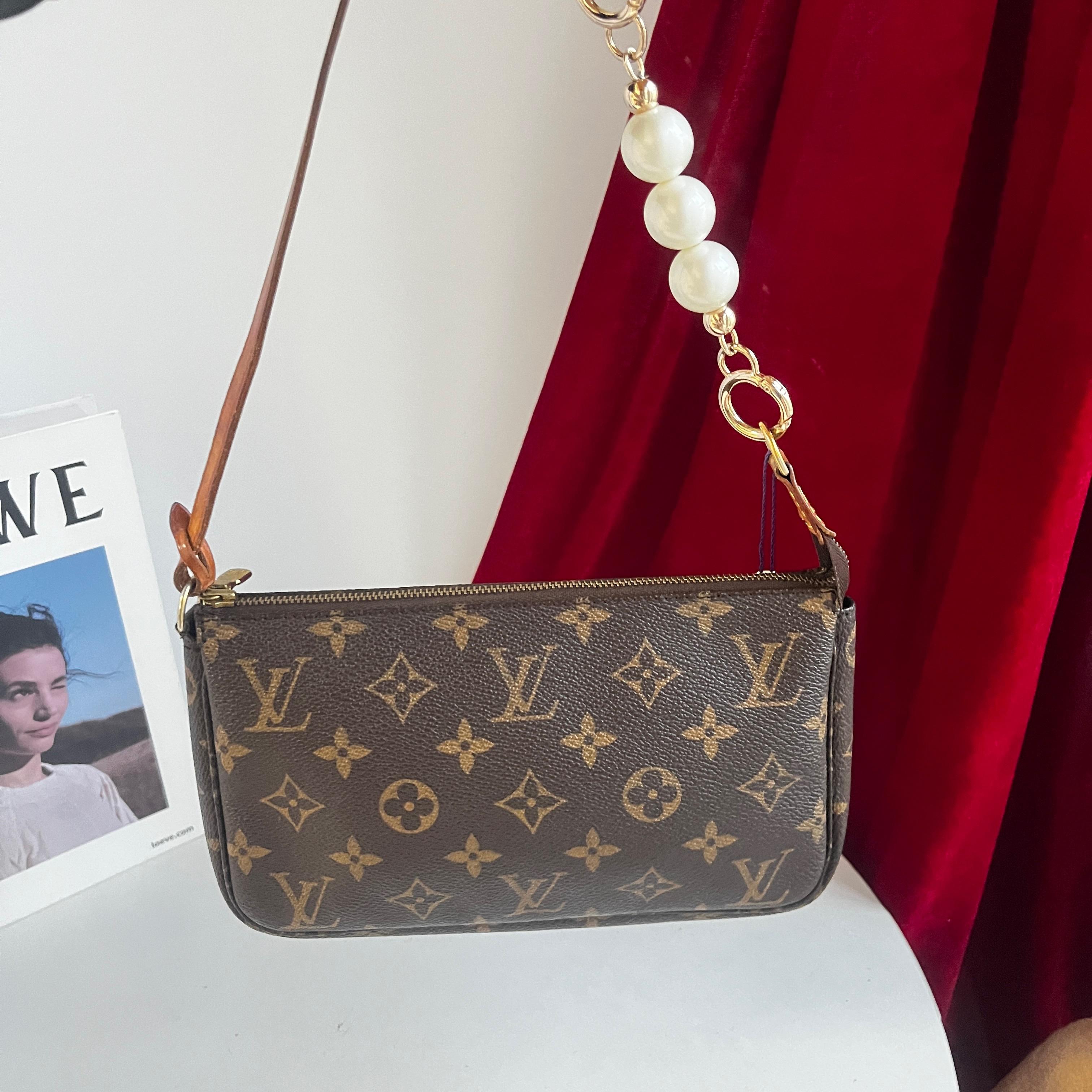 [Pre-Owned] Pochette Monogram Zip Closure PVC