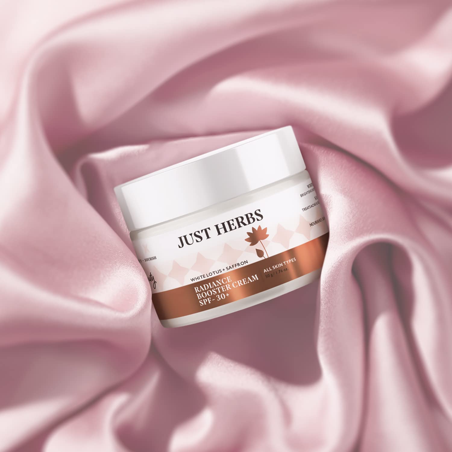 Отбеливающий крем для лица с SPF 30+ Крем-усилитель сияния шафрана и белого лотоса — фото 7