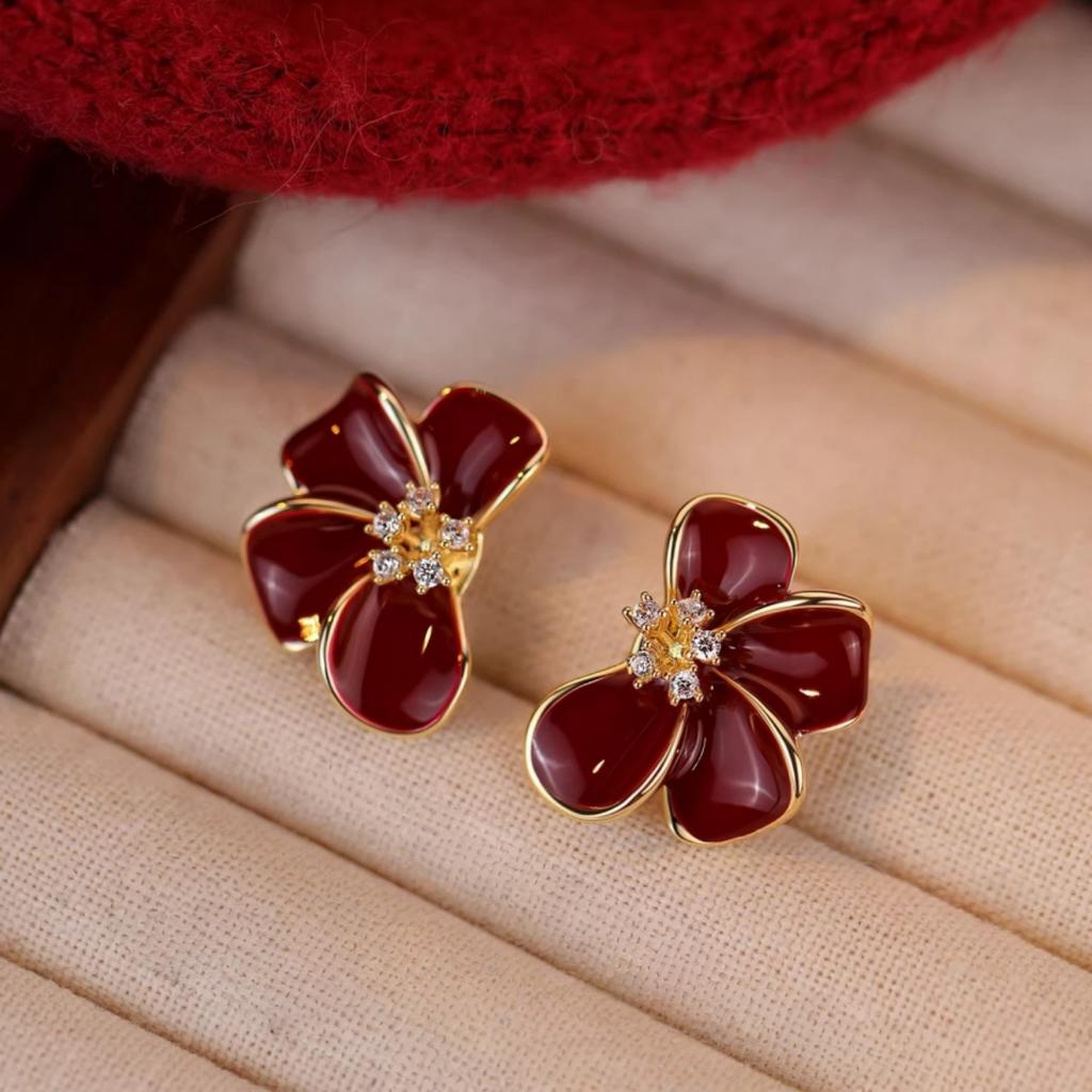 French retro red enamel lucky grass earrings with a feminine and high-end feel, age reducing earrings 925 silver needles