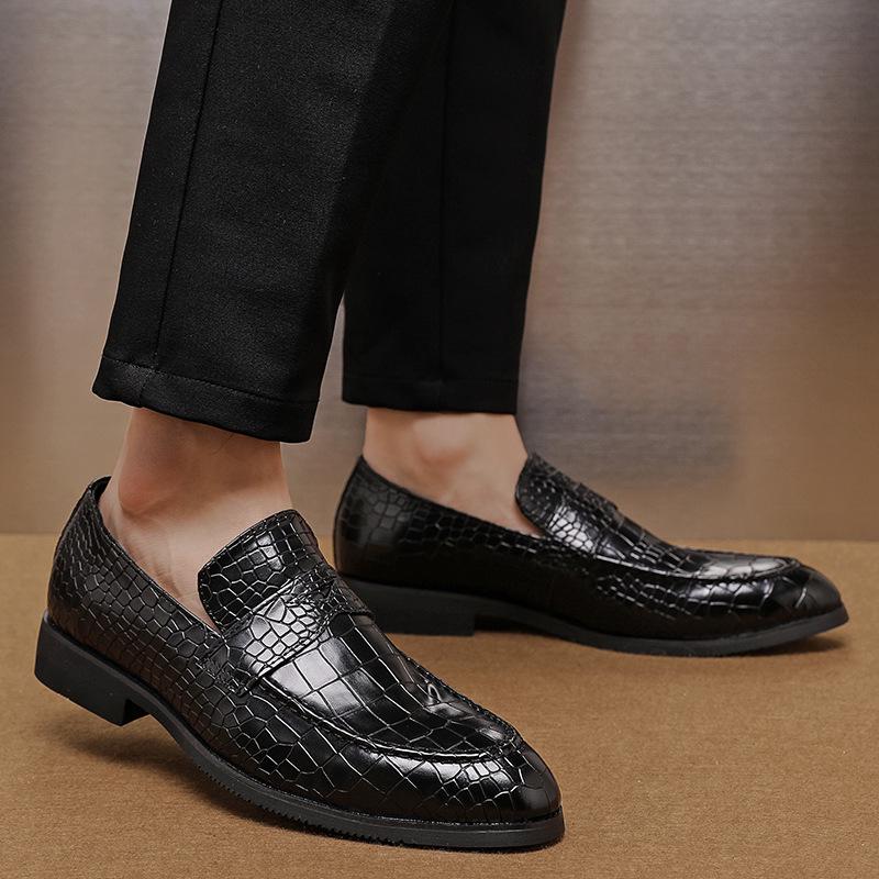 British Men's Crocodile Pattern Shiny Leather Loafers – Pointed Toe Slip-On Shoes for Nightclub Hairstylists, Cross-Border Plus Size Available.