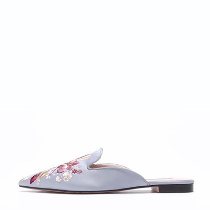 Fashion 2025 Embroider Floral Shoes Ladies Pointed Toe Slippers Silk Mules Woman Low Heels Slides Flat Sandals Femmes Outside Pantuflas