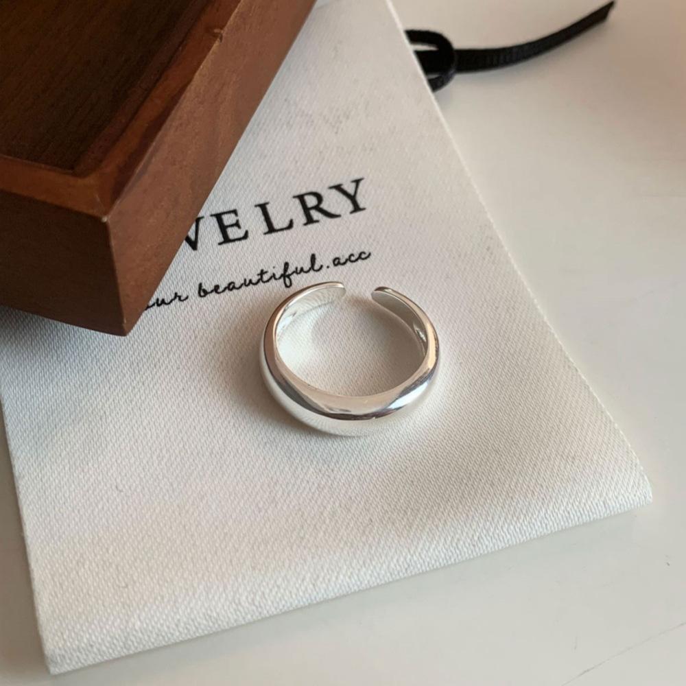 Xiaohongshu 925 Sterling Silver Exaggerated Plain Ring for Women – Simple, Luxurious, High-End Design.