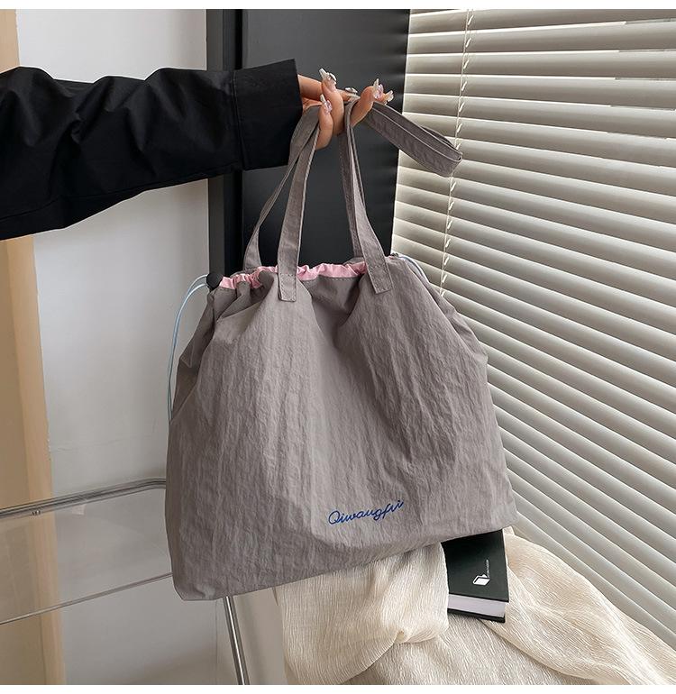 

Korean version of lazy wind large-capacity shoulder bag women s 2025 new simple and versatile tote bag lightweight bundle handbag серый