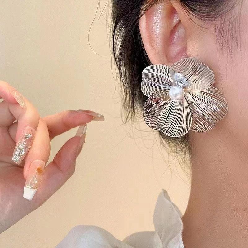 Korean Metal Silver Color Large Flower Earrings For Women Fashion Pearl Stud Earrings Sweet Girls Party Jewelry Accessories Gift