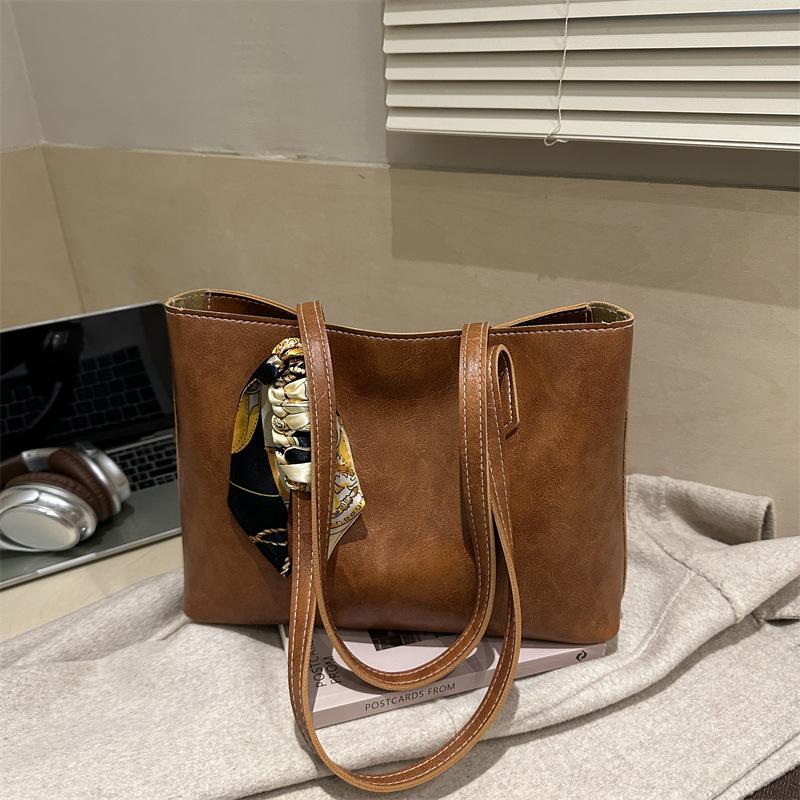 

Silk scarf bow portable tote bag women s 2025 autumn and winter retro new large-capacity shoulder bag commuter armpit bag светло-коричневого