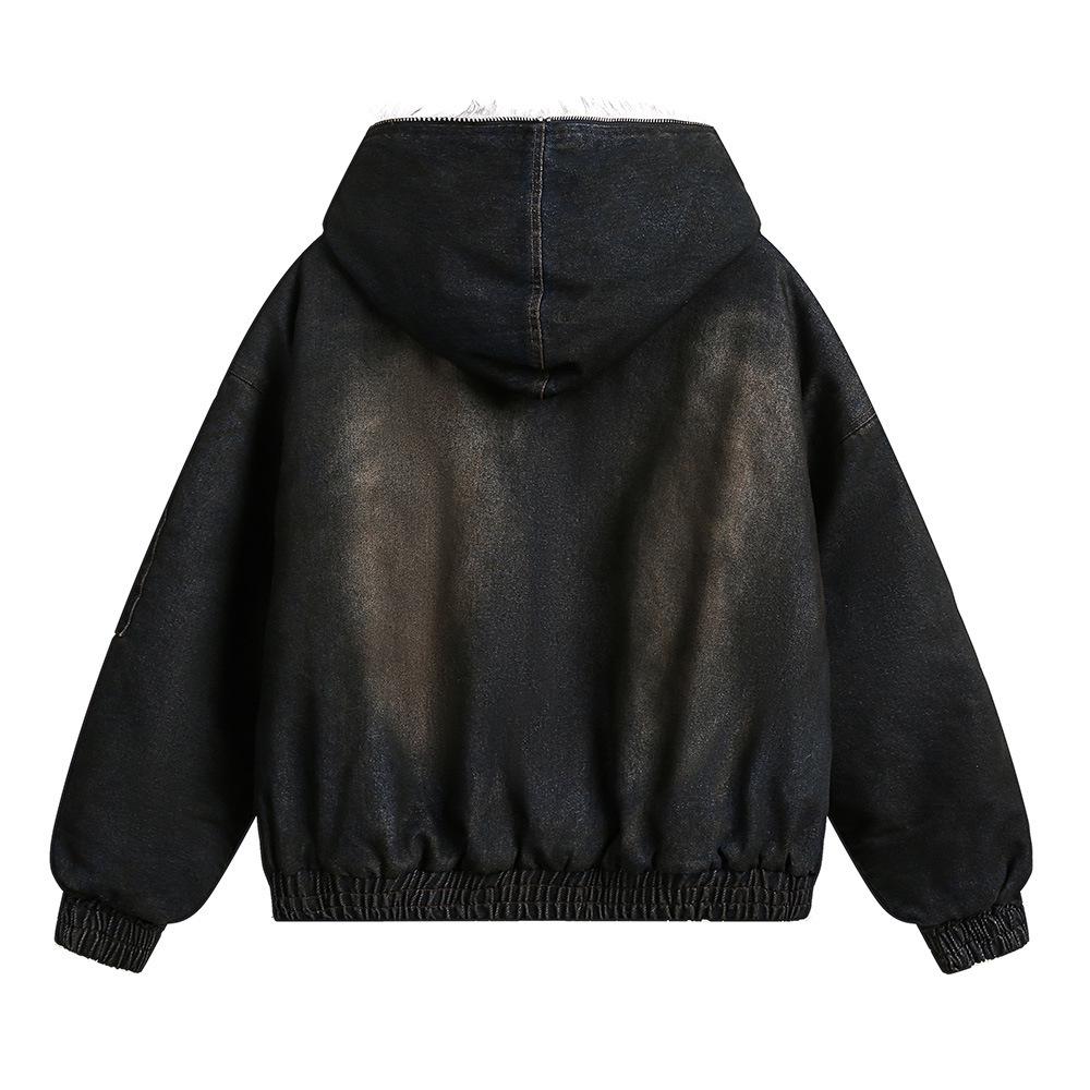 Pánské trendy zimní svrchní oblečení s kapucí a detaily kapes