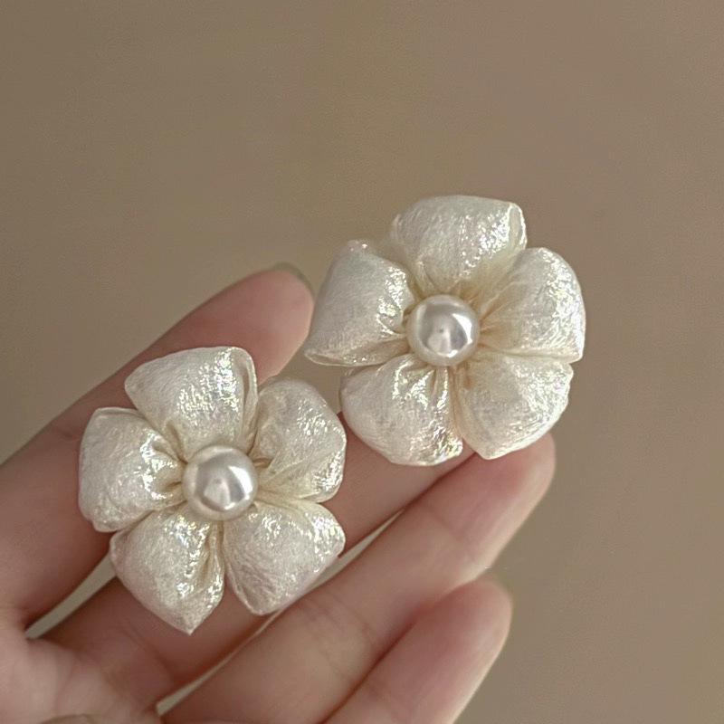 Elegant Heart Pearl Flower Stud Earrings - Stylish and Versatile for Women